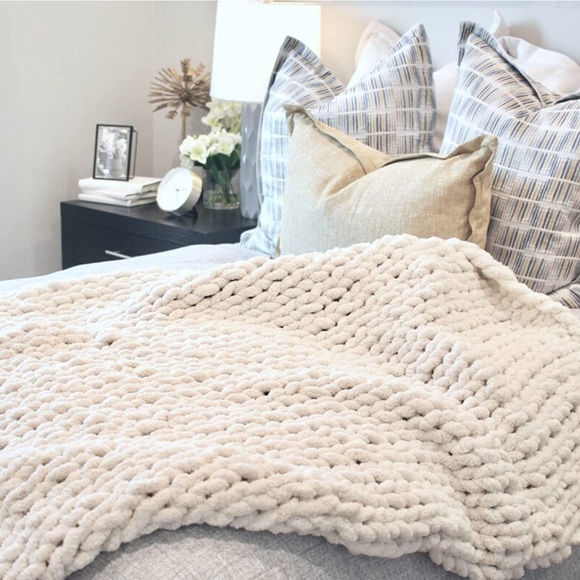 White cream super soft jumbo chenille yarn chunky knit throw